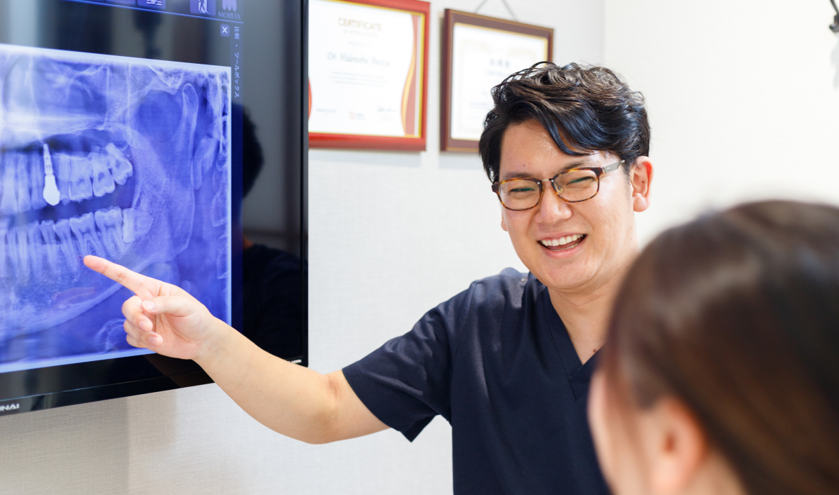 粟谷英信院長患者さんと診療中にカウンセリングする様子
